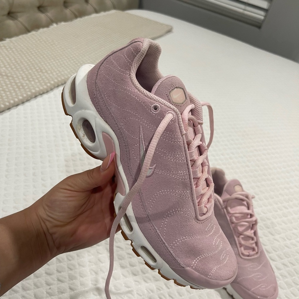 Nike pink women’s shoes - Picture 1 of 2